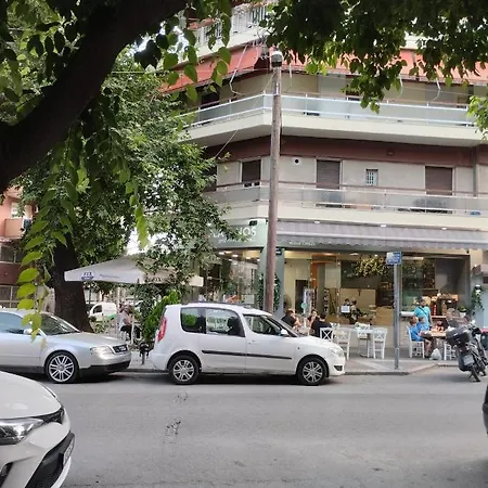 Lovley Near Train Station Apartment