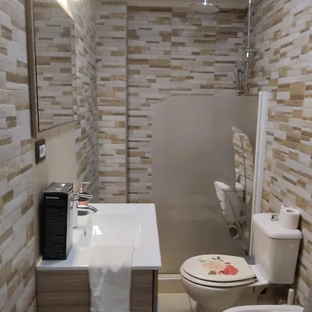 Lovley Near Train Station * 塞萨洛尼基