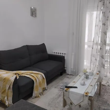 Lovley Near Train Station 公寓